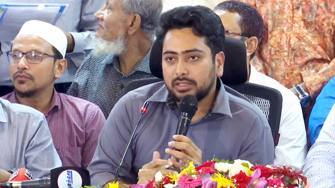 ঈদের ছুটিতে বেড়াতে গিয়ে পায়ে আঘাত পেলেন নাহিদ ইসলাম